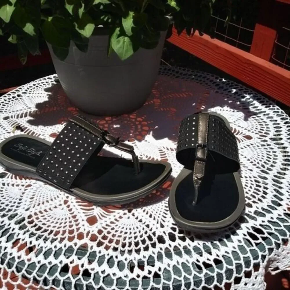 Hush puppies Comfy Strap Sandals black with bronze detail. Rivet detail Size 8.5